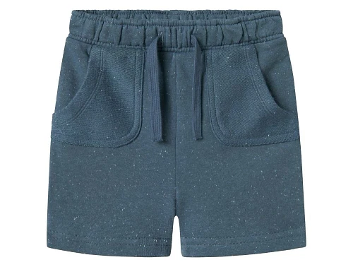 Blå sweatshorts med små lyse nister, lommer og bindebånd fra Name It 13243314 blue mirage
